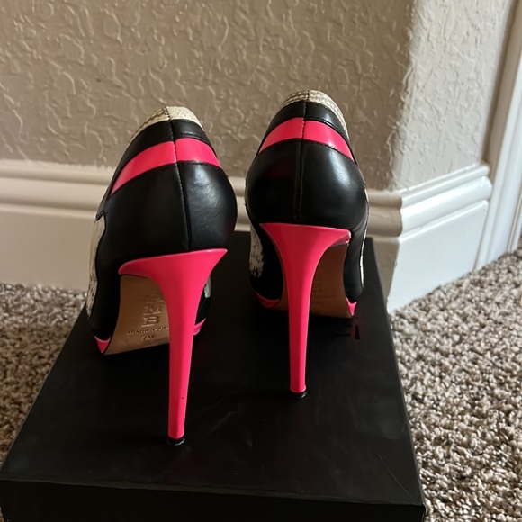 LAMB heels - Picture 2 of 4